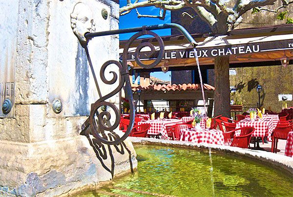 Hôtel Restaurant au coeur du village d'Aiguines pour vos vacances ou séjours au lac de Sainte Croix, Gorges du Verdon.